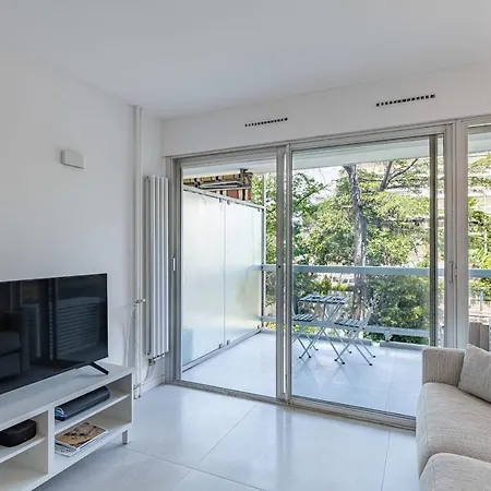 Bright Studio With Pool In * Antibes
